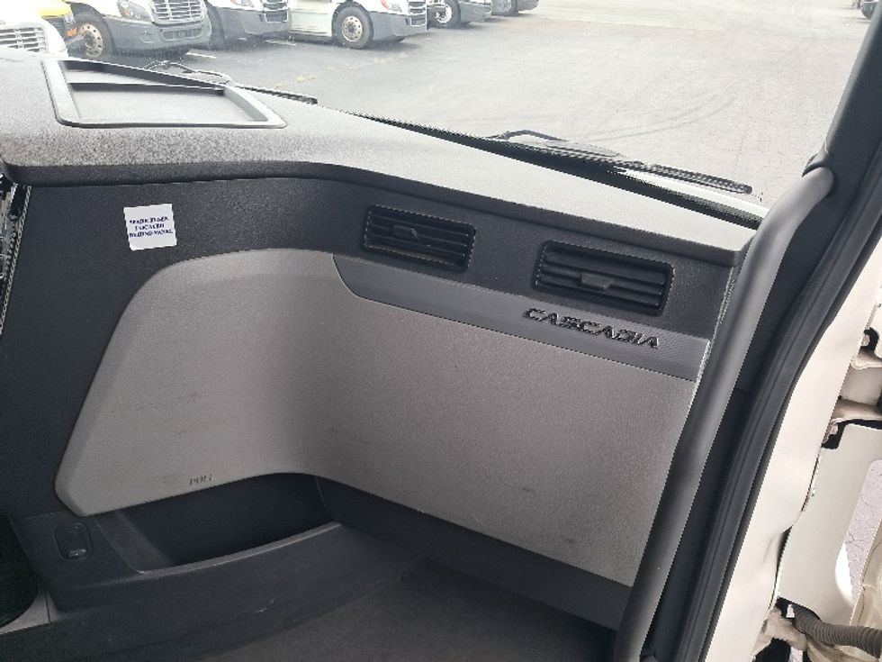 Sleeper Tractor-Heavy Duty Tractors-Freightliner-2020-T12664ST-Greensboro-NC-395,859\n\t\tmiles-$ 76,000 - Image 14