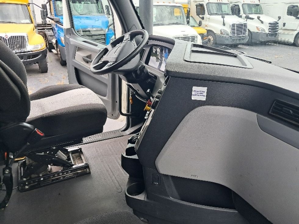 Sleeper Tractor-Heavy Duty Tractors-Freightliner-2020-T12664ST-Greensboro-NC-395,859\n\t\tmiles-$ 76,000 - Image 15