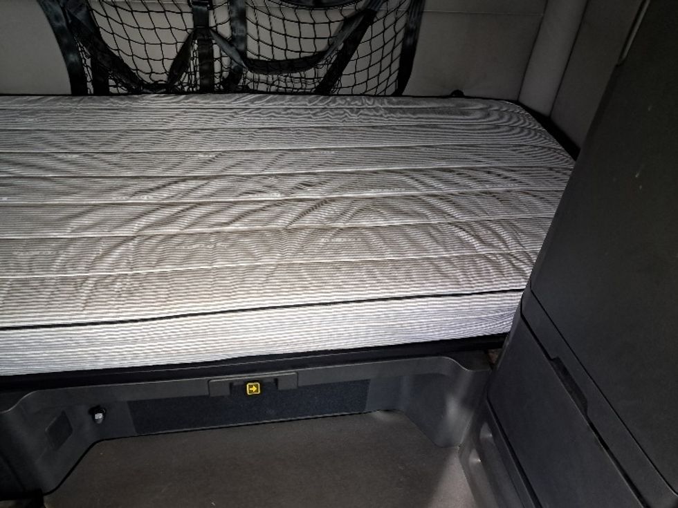 Sleeper Tractor-Heavy Duty Tractors-Freightliner-2020-T12664ST-Greensboro-NC-395,859\n\t\tmiles-$ 76,000 - Image 17