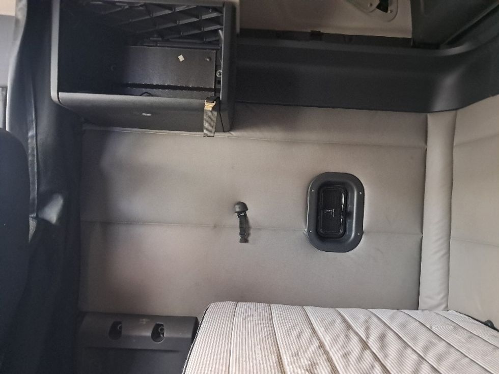 Sleeper Tractor-Heavy Duty Tractors-Freightliner-2020-T12664ST-Greensboro-NC-395,859\n\t\tmiles-$ 76,000 - Image 19