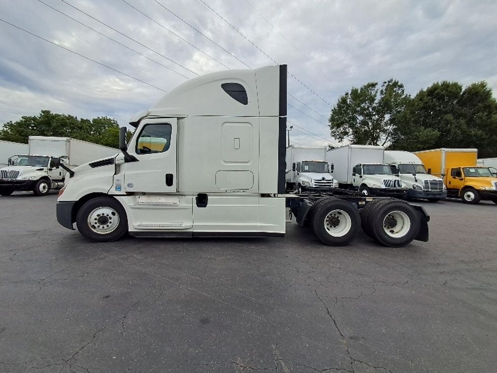 Sleeper Tractor-Heavy Duty Tractors-Freightliner-2020-T12664ST-Greensboro-NC-395,859\n\t\tmiles-$ 76,000 - Image 4