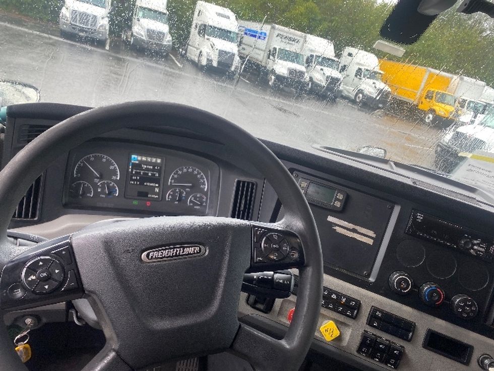Sleeper Tractor-Heavy Duty Tractors-Freightliner-2020-T12664ST-Greensboro-NC-418,682\n\t\tmiles-$ 76,500 - Image 11