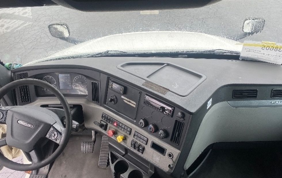 Sleeper Tractor-Heavy Duty Tractors-Freightliner-2020-T12664ST-Greensboro-NC-418,682\n\t\tmiles-$ 76,500 - Image 12