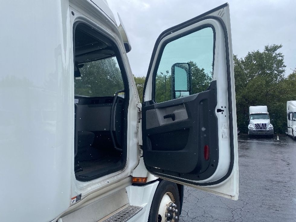 Sleeper Tractor-Heavy Duty Tractors-Freightliner-2020-T12664ST-Greensboro-NC-418,682\n\t\tmiles-$ 76,500 - Image 13