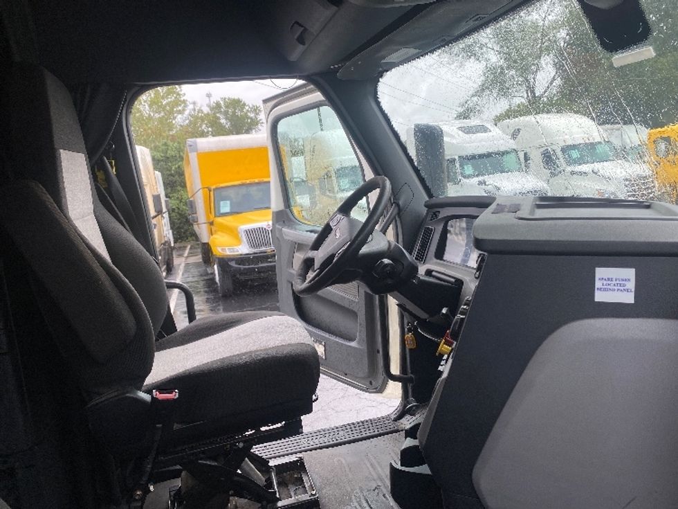 Sleeper Tractor-Heavy Duty Tractors-Freightliner-2020-T12664ST-Greensboro-NC-418,682\n\t\tmiles-$ 76,500 - Image 15
