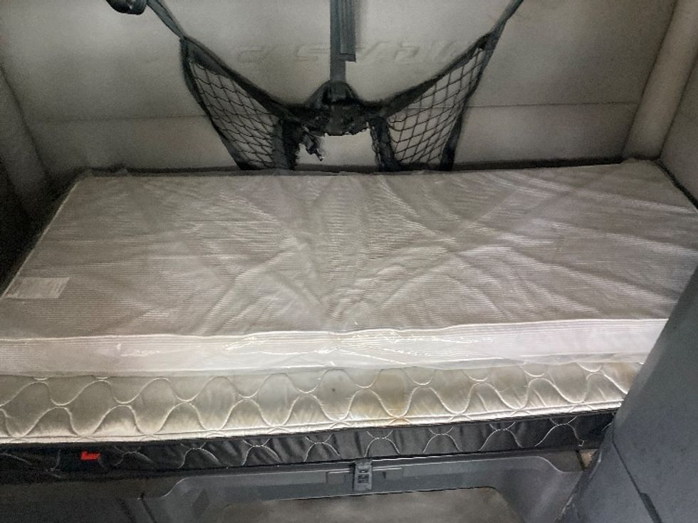 Sleeper Tractor-Heavy Duty Tractors-Freightliner-2020-T12664ST-Greensboro-NC-418,682\n\t\tmiles-$ 76,500 - Image 17