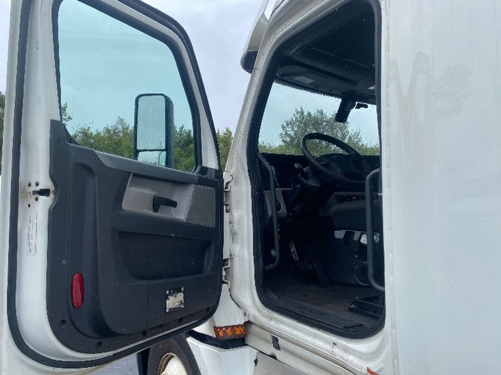 Sleeper Tractor-Heavy Duty Tractors-Freightliner-2020-T12664ST-Greensboro-NC-418,682\n\t\tmiles-$ 76,500 - Image 9