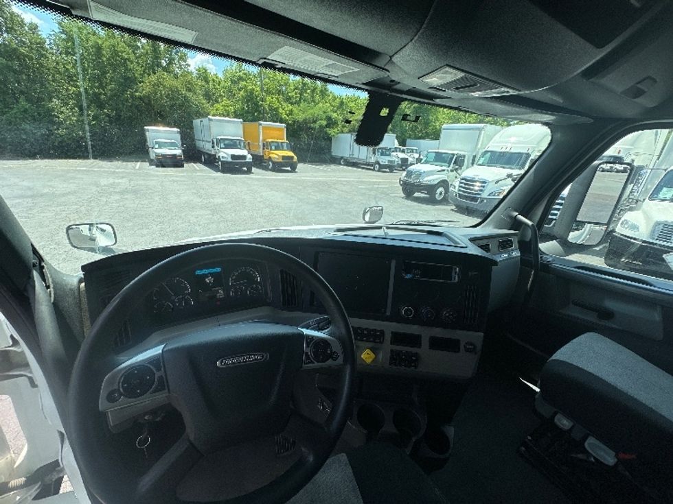 Sleeper Tractor-Heavy Duty Tractors-Freightliner-2020-T12664ST-Greensboro-NC-494,636\n\t\tmiles-$ 56,500 - Image 11
