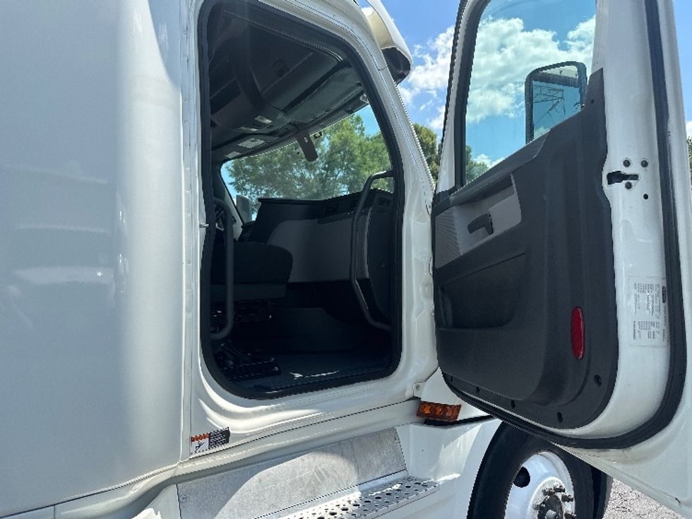 Sleeper Tractor-Heavy Duty Tractors-Freightliner-2020-T12664ST-Greensboro-NC-494,636\n\t\tmiles-$ 56,500 - Image 13