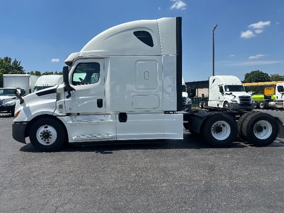 Sleeper Tractor-Heavy Duty Tractors-Freightliner-2020-T12664ST-Greensboro-NC-494,636\n\t\tmiles-$ 56,500 - Image 4