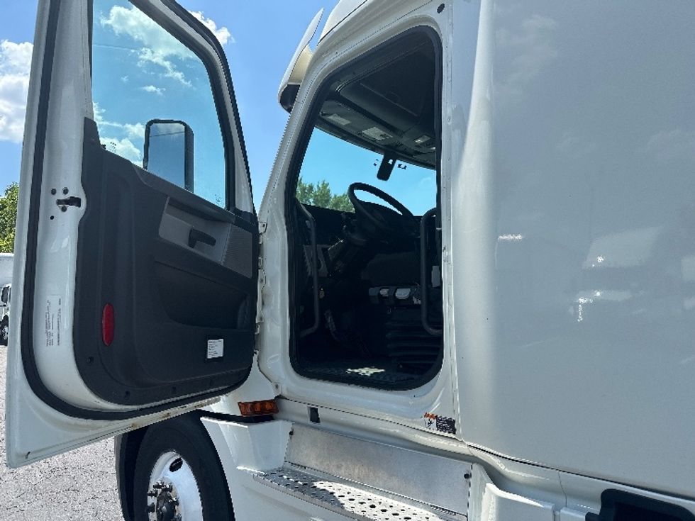 Sleeper Tractor-Heavy Duty Tractors-Freightliner-2020-T12664ST-Greensboro-NC-494,636\n\t\tmiles-$ 56,500 - Image 9