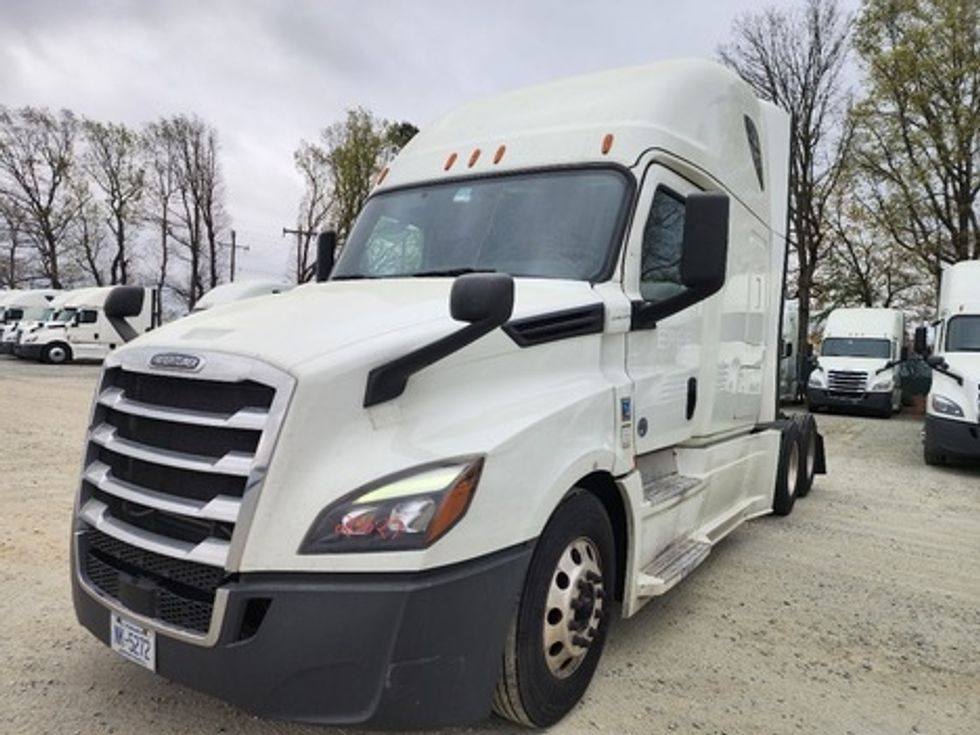 Sleeper Tractor-Heavy Duty Tractors-Freightliner-2020-T12664ST-Greensboro-NC-510,990\n\t\tmiles-$ 56,000 - Image 1