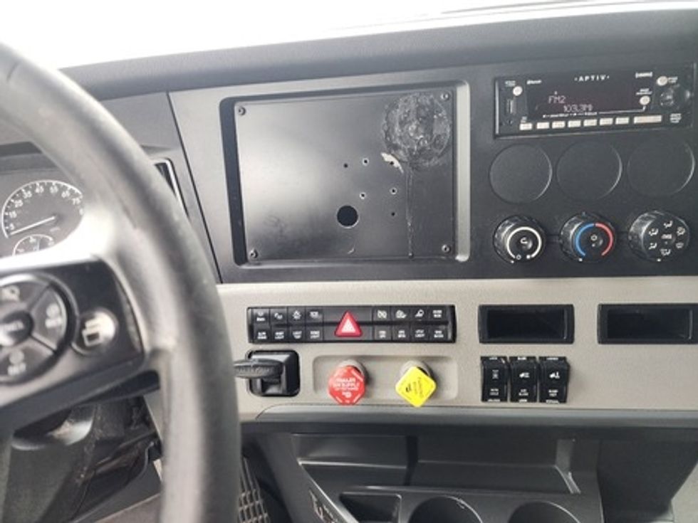 Sleeper Tractor-Heavy Duty Tractors-Freightliner-2020-T12664ST-Greensboro-NC-510,990\n\t\tmiles-$ 56,000 - Image 12