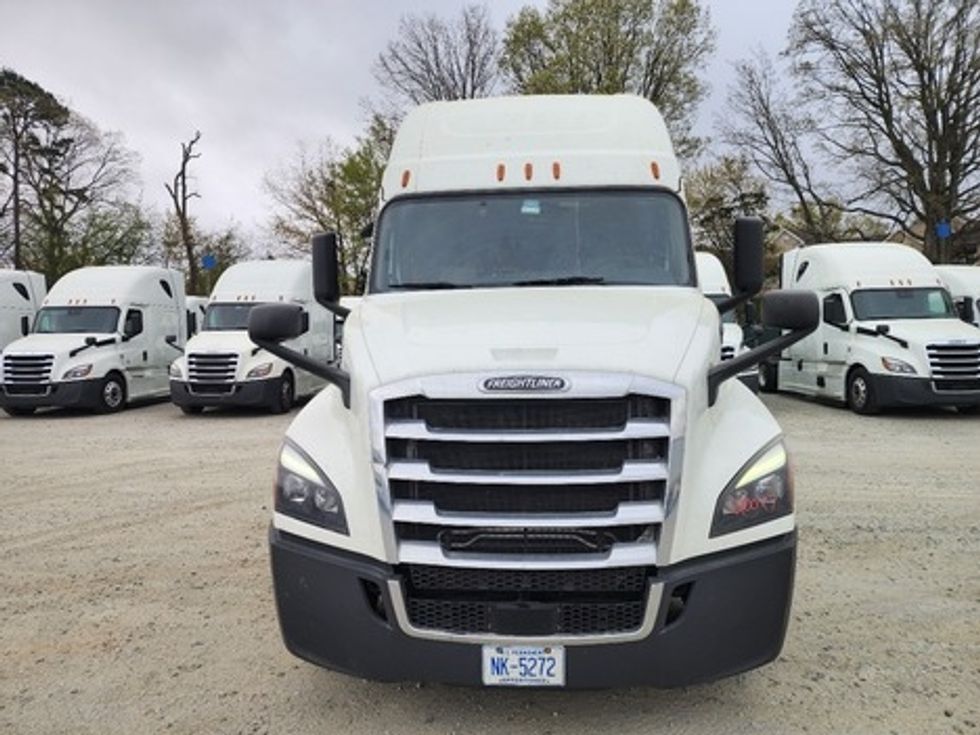 Sleeper Tractor-Heavy Duty Tractors-Freightliner-2020-T12664ST-Greensboro-NC-510,990\n\t\tmiles-$ 56,000 - Image 2