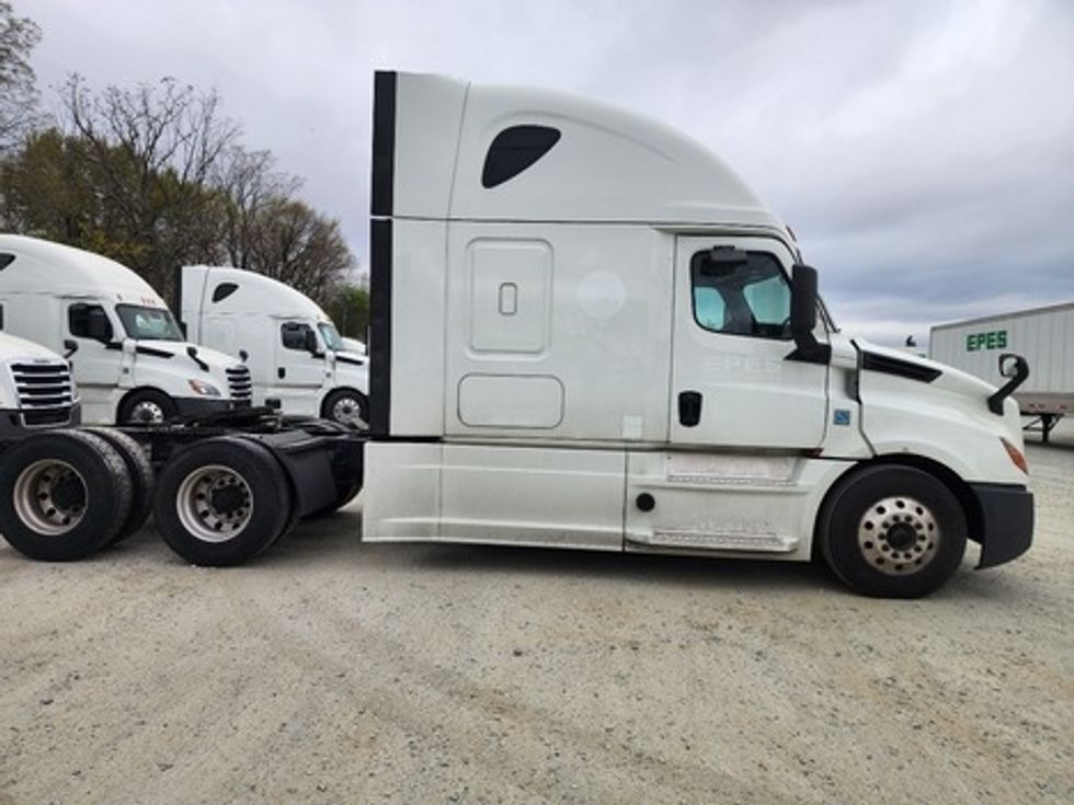 Sleeper Tractor-Heavy Duty Tractors-Freightliner-2020-T12664ST-Greensboro-NC-510,990\n\t\tmiles-$ 56,000 - Image 7