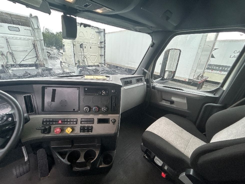 Sleeper Tractor-Heavy Duty Tractors-Freightliner-2020-T12664ST-Greensboro-NC-524,426\n\t\tmiles-$ 60,750 - Image 12
