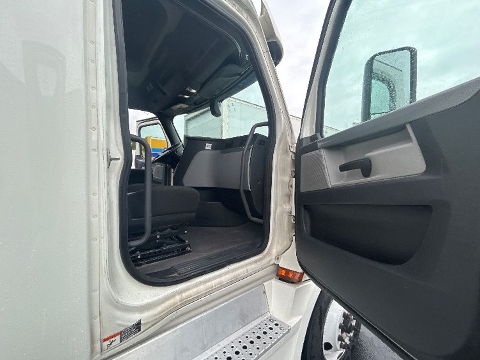 Sleeper Tractor-Heavy Duty Tractors-Freightliner-2020-T12664ST-Greensboro-NC-524,426\n\t\tmiles-$ 60,750 - Image 13