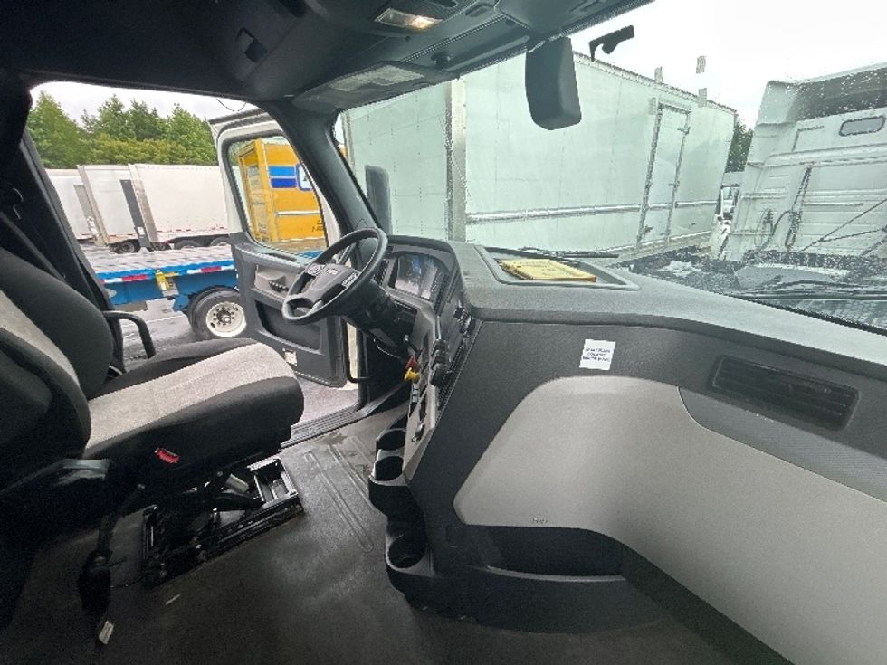 Sleeper Tractor-Heavy Duty Tractors-Freightliner-2020-T12664ST-Greensboro-NC-524,426\n\t\tmiles-$ 60,750 - Image 15