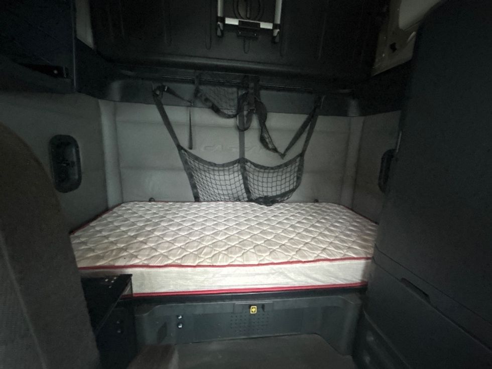 Sleeper Tractor-Heavy Duty Tractors-Freightliner-2020-T12664ST-Greensboro-NC-524,426\n\t\tmiles-$ 60,750 - Image 16