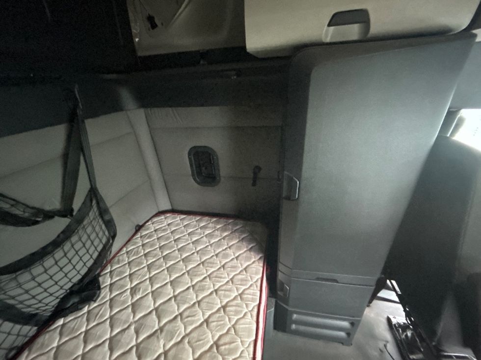 Sleeper Tractor-Heavy Duty Tractors-Freightliner-2020-T12664ST-Greensboro-NC-524,426\n\t\tmiles-$ 60,750 - Image 18