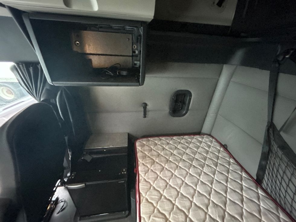 Sleeper Tractor-Heavy Duty Tractors-Freightliner-2020-T12664ST-Greensboro-NC-524,426\n\t\tmiles-$ 60,750 - Image 19