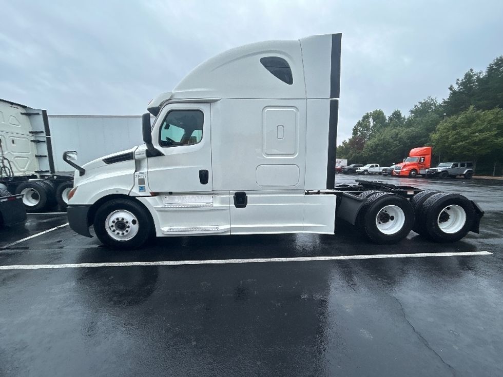 Sleeper Tractor-Heavy Duty Tractors-Freightliner-2020-T12664ST-Greensboro-NC-524,426\n\t\tmiles-$ 60,750 - Image 4