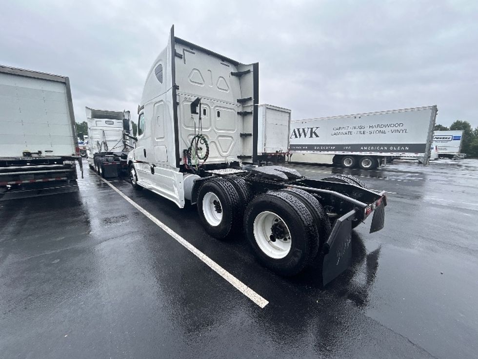 2020 Freightliner Cascadia 126" Sleeper Cab photo 2