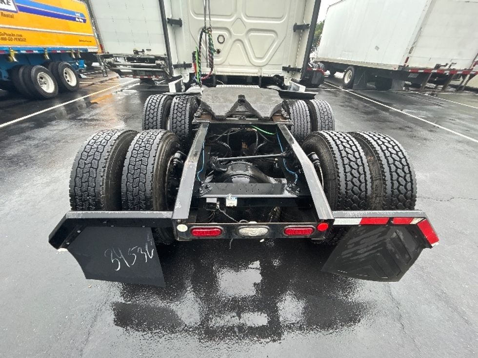 2020 Freightliner Cascadia 126" Sleeper Cab photo 3