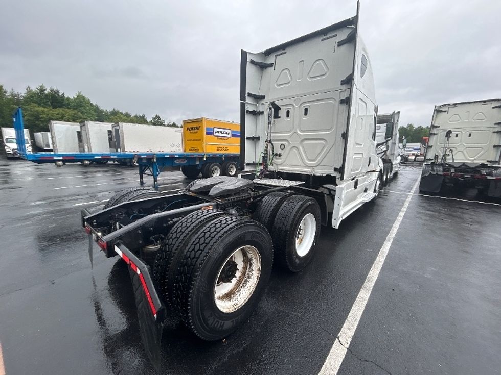 2020 Freightliner Cascadia 126" Sleeper Cab photo 4