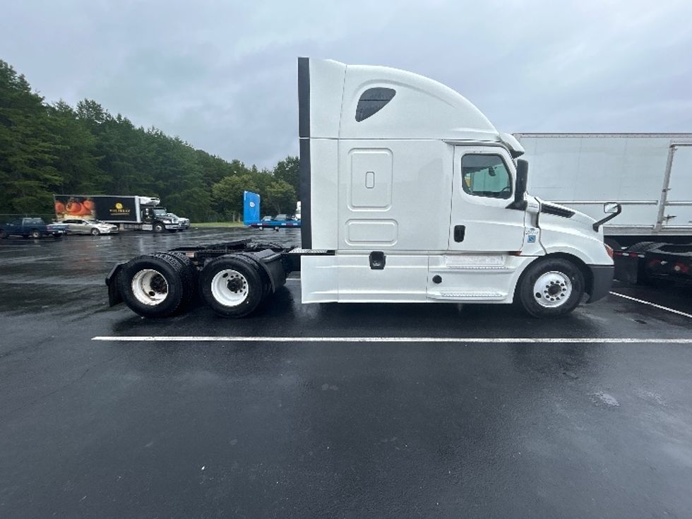 Sleeper Tractor-Heavy Duty Tractors-Freightliner-2020-T12664ST-Greensboro-NC-524,426\n\t\tmiles-$ 60,750 - Image 8