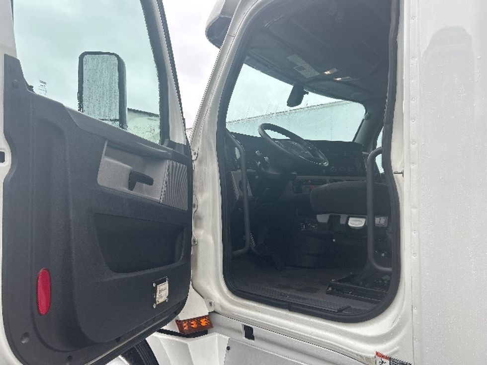 Sleeper Tractor-Heavy Duty Tractors-Freightliner-2020-T12664ST-Greensboro-NC-524,426\n\t\tmiles-$ 60,750 - Image 9