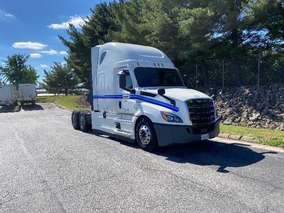 Sleeper Tractor-Heavy Duty Tractors-Freightliner-2020-T12664ST-Greensboro-NC-532,765\n\t\tmiles-$ 71,000 - Image 1