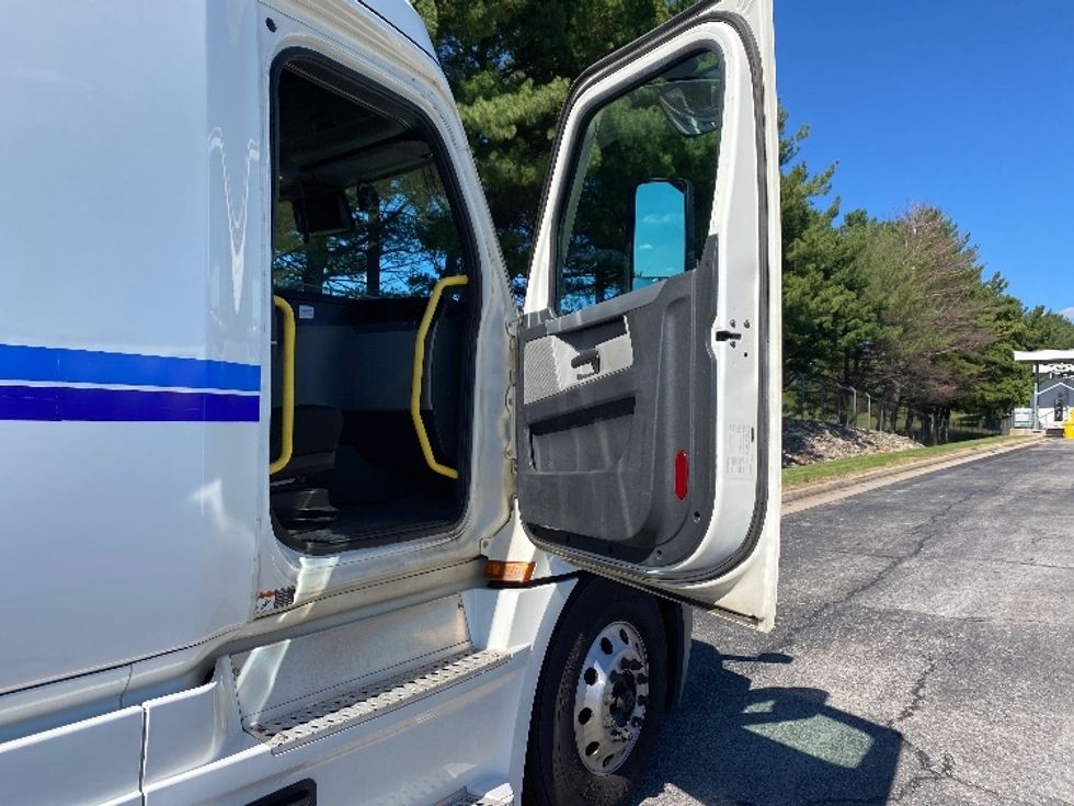 Sleeper Tractor-Heavy Duty Tractors-Freightliner-2020-T12664ST-Greensboro-NC-532,765\n\t\tmiles-$ 71,000 - Image 13