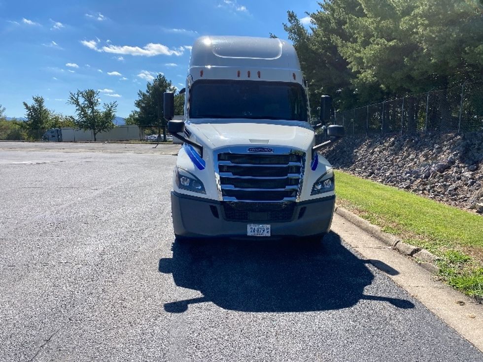 Sleeper Tractor-Heavy Duty Tractors-Freightliner-2020-T12664ST-Greensboro-NC-532,765\n\t\tmiles-$ 71,000 - Image 2