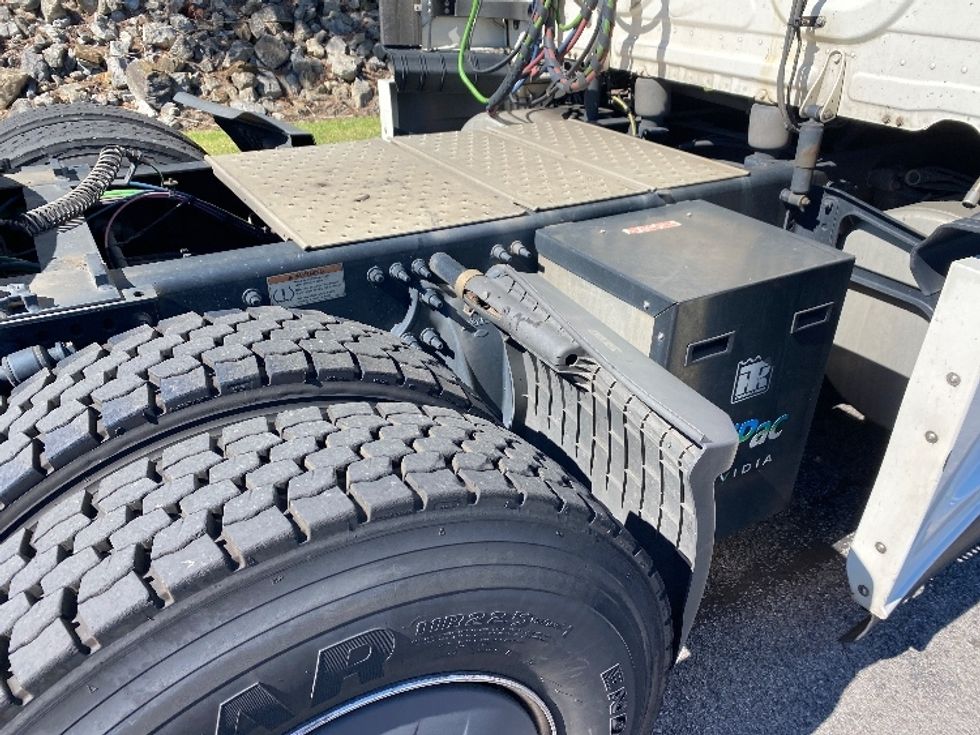Sleeper Tractor-Heavy Duty Tractors-Freightliner-2020-T12664ST-Greensboro-NC-532,765\n\t\tmiles-$ 71,000 - Image 23