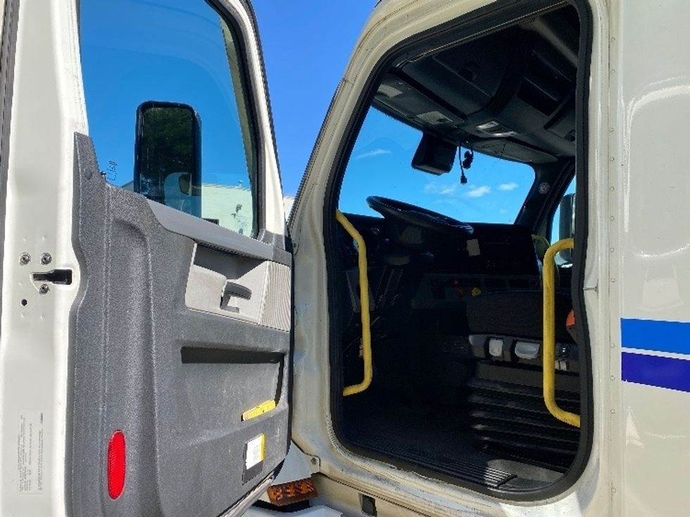 Sleeper Tractor-Heavy Duty Tractors-Freightliner-2020-T12664ST-Greensboro-NC-532,765\n\t\tmiles-$ 71,000 - Image 9