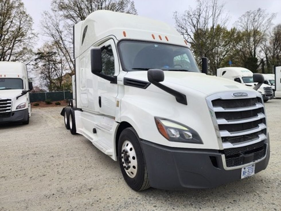 Sleeper Tractor-Heavy Duty Tractors-Freightliner-2020-T12664ST-Greensboro-NC-560,864\n\t\tmiles-$ 55,500 - Image 1