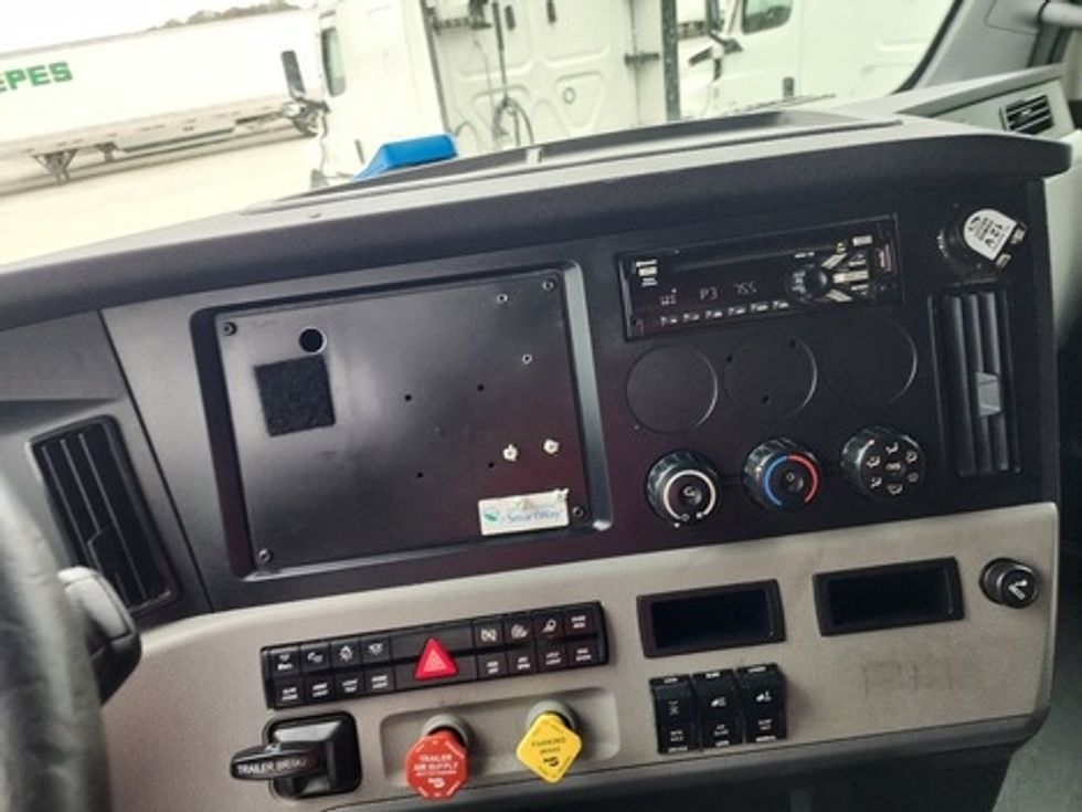 Sleeper Tractor-Heavy Duty Tractors-Freightliner-2020-T12664ST-Greensboro-NC-560,864\n\t\tmiles-$ 55,500 - Image 13