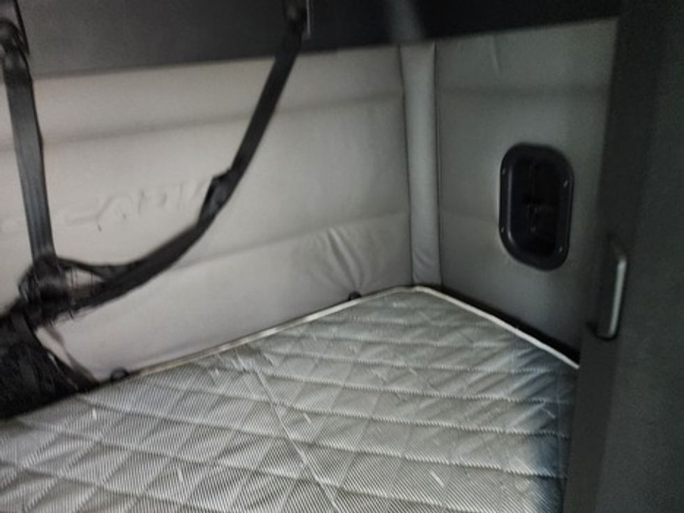 Sleeper Tractor-Heavy Duty Tractors-Freightliner-2020-T12664ST-Greensboro-NC-560,864\n\t\tmiles-$ 55,500 - Image 14