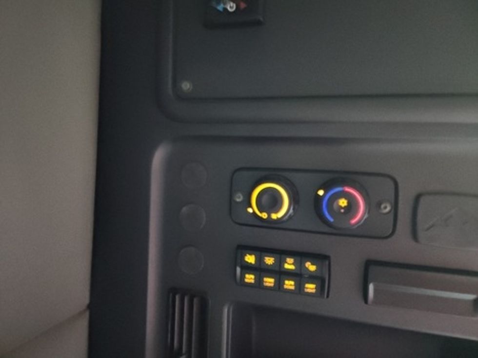 Sleeper Tractor-Heavy Duty Tractors-Freightliner-2020-T12664ST-Greensboro-NC-560,864\n\t\tmiles-$ 55,500 - Image 16