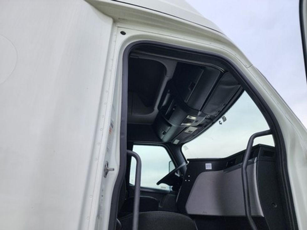 Sleeper Tractor-Heavy Duty Tractors-Freightliner-2020-T12664ST-Greensboro-NC-560,864\n\t\tmiles-$ 55,500 - Image 17