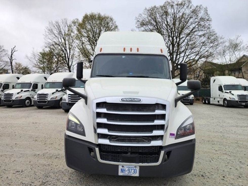 Sleeper Tractor-Heavy Duty Tractors-Freightliner-2020-T12664ST-Greensboro-NC-560,864\n\t\tmiles-$ 55,500 - Image 2