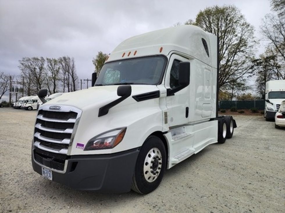 Sleeper Tractor-Heavy Duty Tractors-Freightliner-2020-T12664ST-Greensboro-NC-560,864\n\t\tmiles-$ 55,500 - Image 3