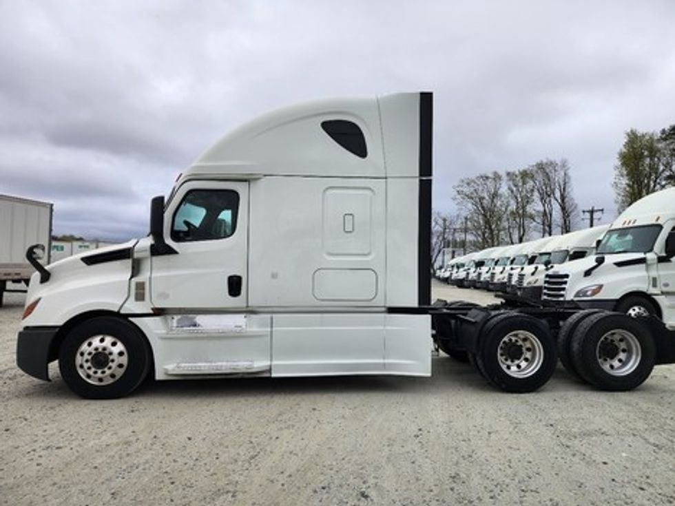 Sleeper Tractor-Heavy Duty Tractors-Freightliner-2020-T12664ST-Greensboro-NC-560,864\n\t\tmiles-$ 55,500 - Image 4