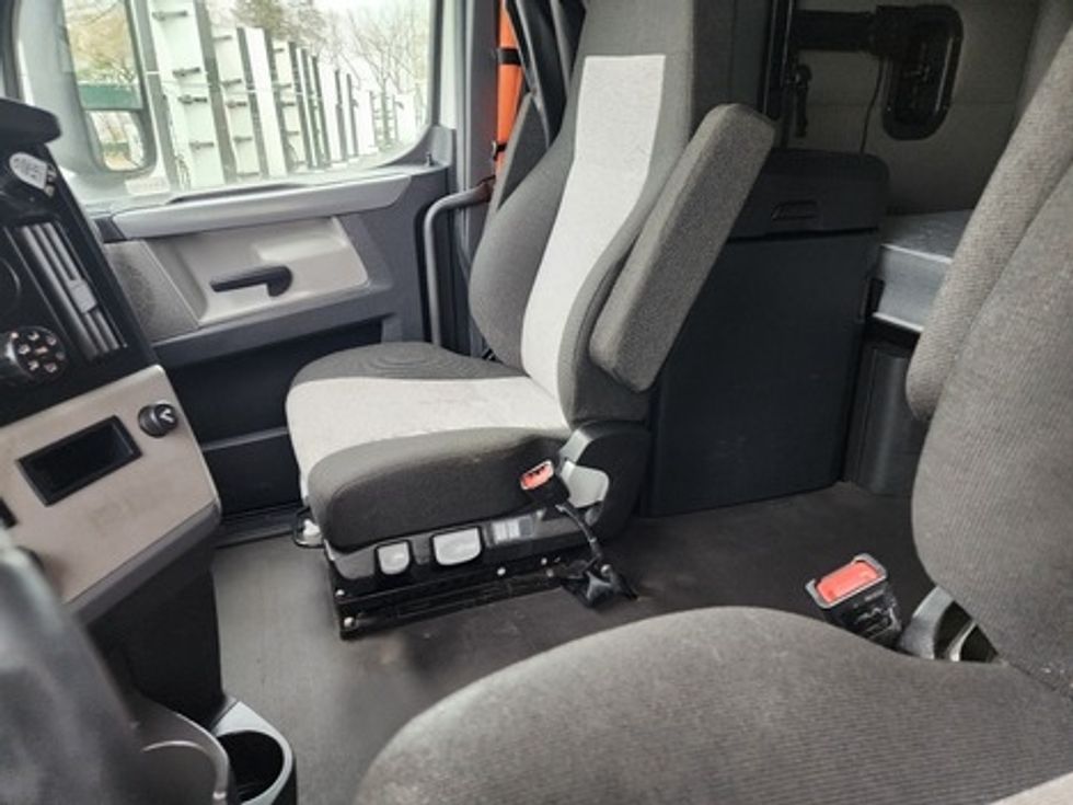 Sleeper Tractor-Heavy Duty Tractors-Freightliner-2020-T12664ST-Greensboro-NC-560,864\n\t\tmiles-$ 55,500 - Image 9