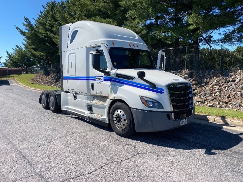Sleeper Tractor-Heavy Duty Tractors-Freightliner-2020-T12664ST-Greensboro-NC-599,992\n\t\tmiles-$ 66,750 - Image 1