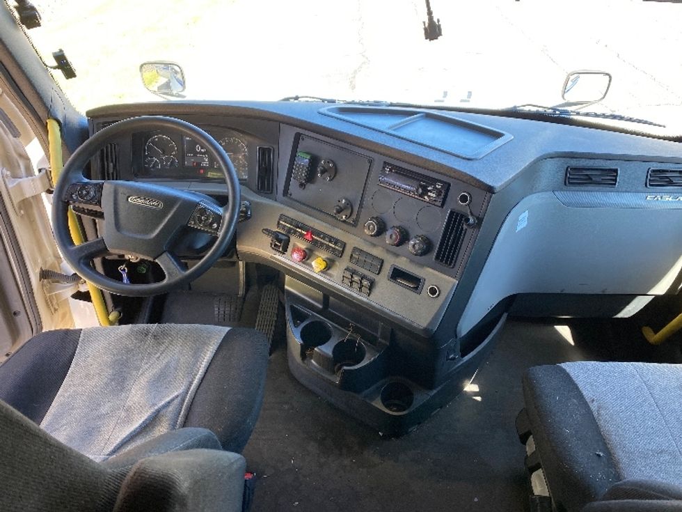 Sleeper Tractor-Heavy Duty Tractors-Freightliner-2020-T12664ST-Greensboro-NC-599,992\n\t\tmiles-$ 66,750 - Image 11