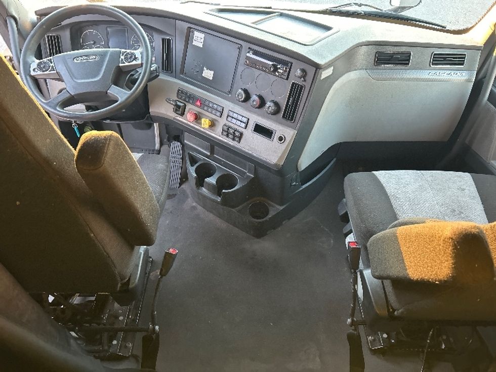 Sleeper Tractor-Heavy Duty Tractors-Freightliner-2020-T12664ST-Greensboro-NC-623,503\n\t\tmiles-$ 51,750 - Image 13