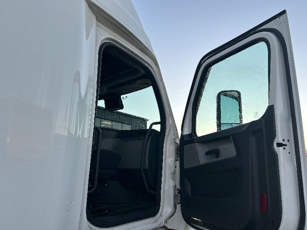 Sleeper Tractor-Heavy Duty Tractors-Freightliner-2020-T12664ST-Greensboro-NC-623,503\n\t\tmiles-$ 51,750 - Image 14