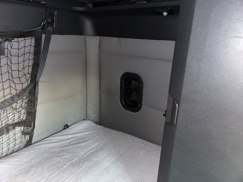 Sleeper Tractor-Heavy Duty Tractors-Freightliner-2020-T12664ST-Greensboro-NC-623,503\n\t\tmiles-$ 51,750 - Image 18